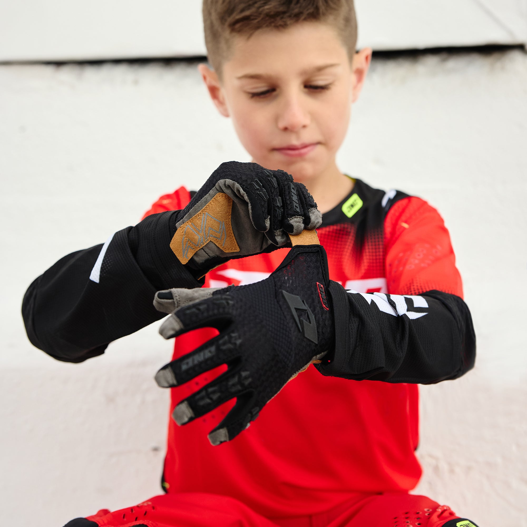 X-197 Youth Glove - CORE BLACK