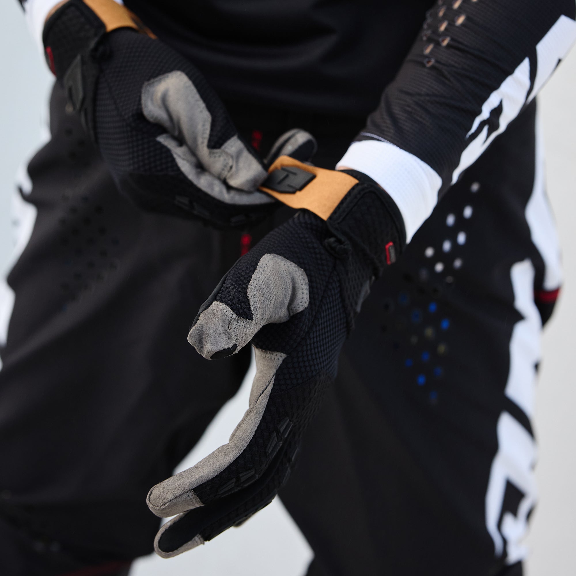 X-197 Glove - CORE BLACK