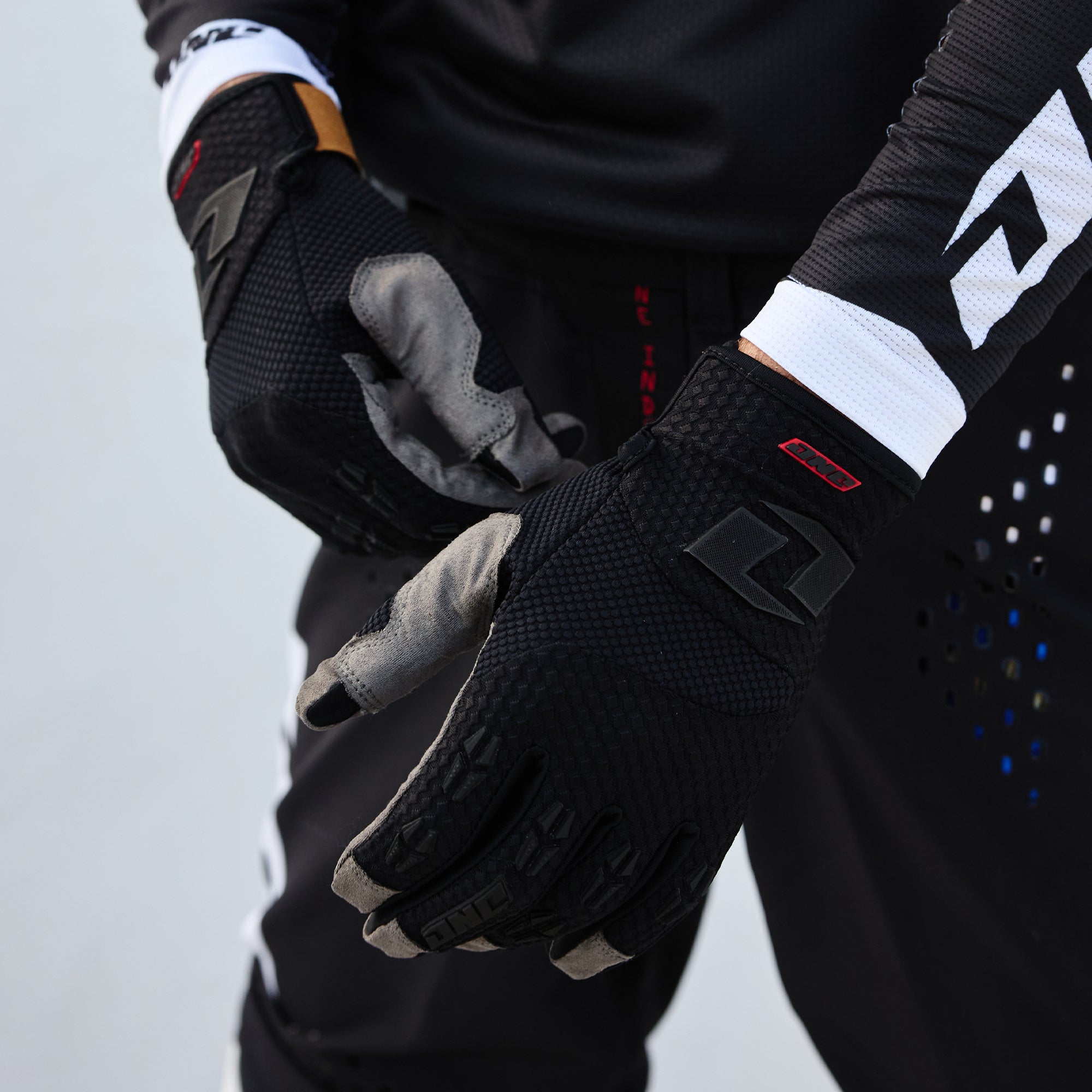 X-197 Glove - CORE BLACK